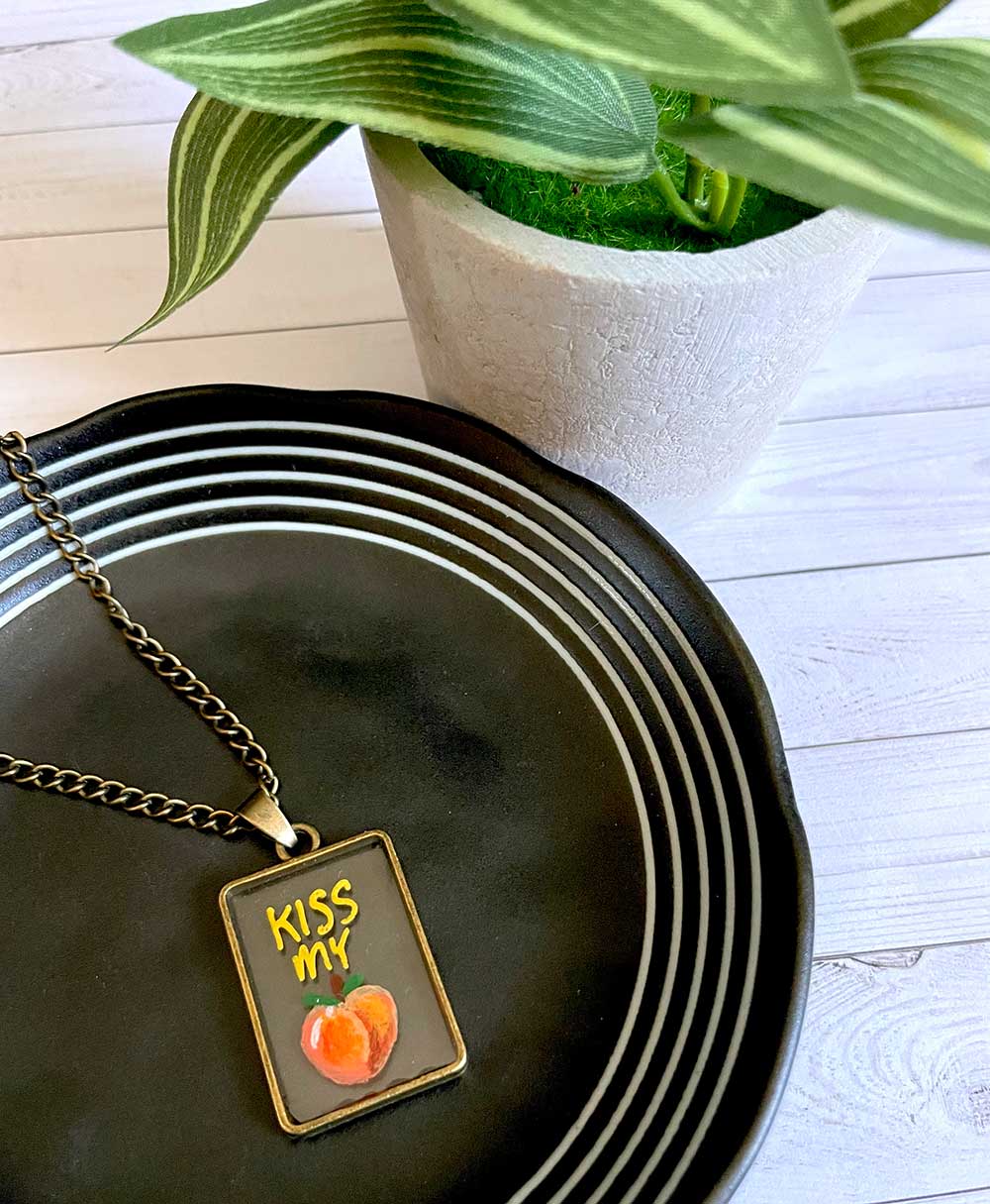 Kiss my š necklace