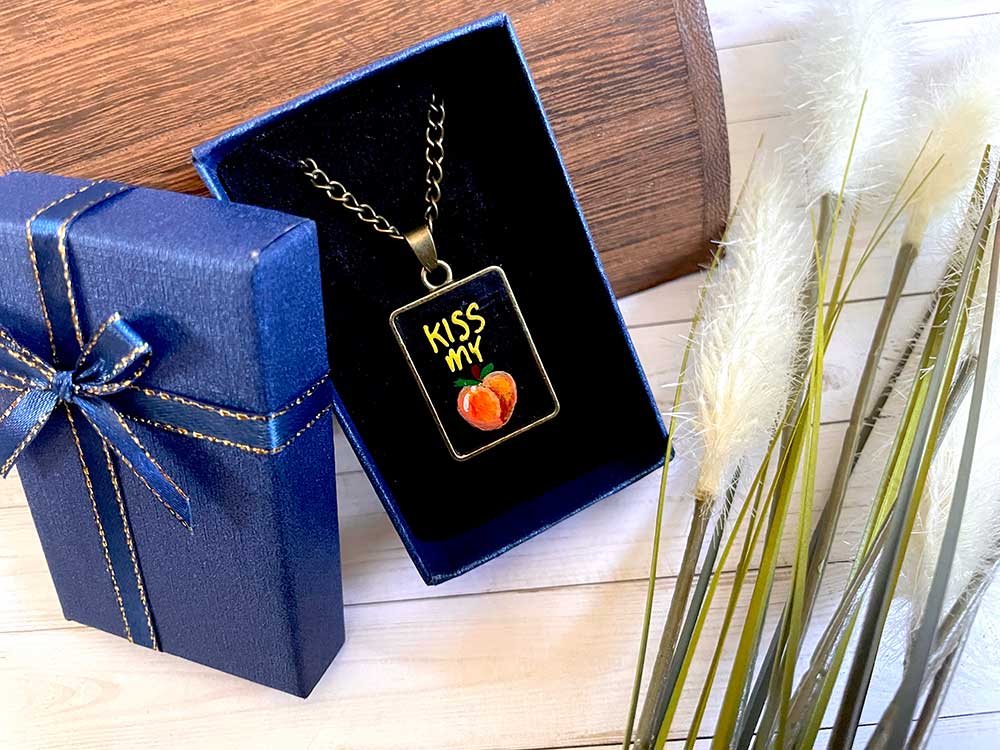Kiss my š necklace